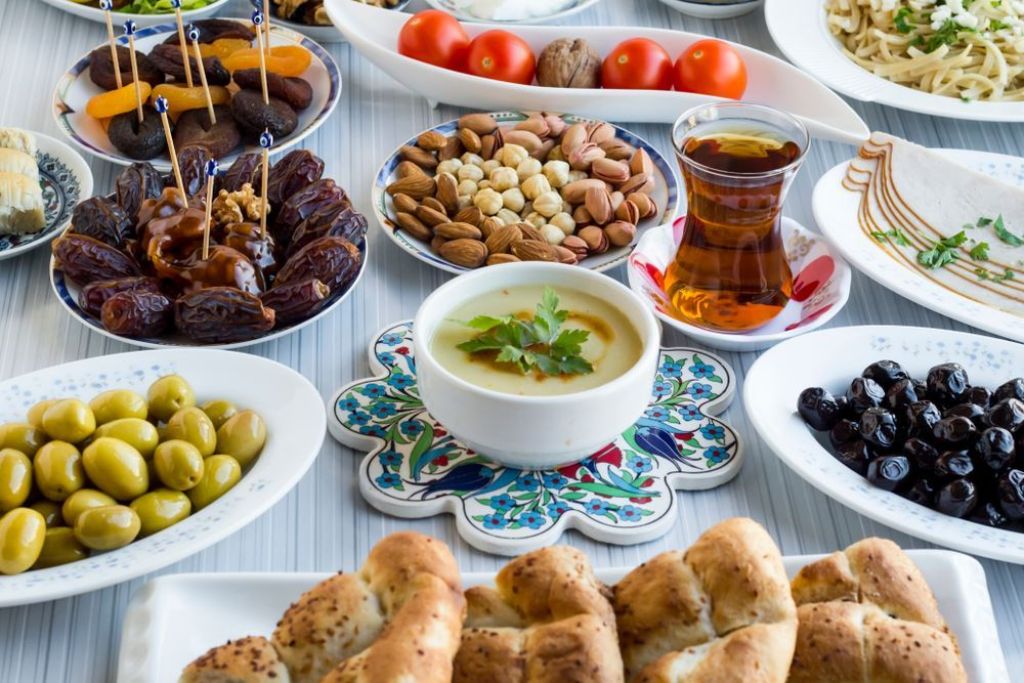 سفره افطاری در ماه رمضان