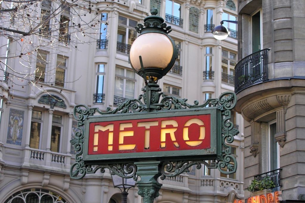 علامت مترو پاریس در داخل شهر