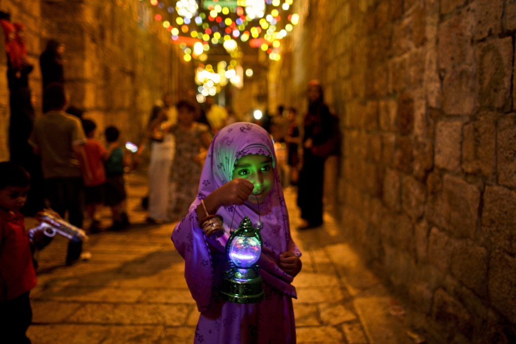 دخترک فانوس به دست در ماه رمضان