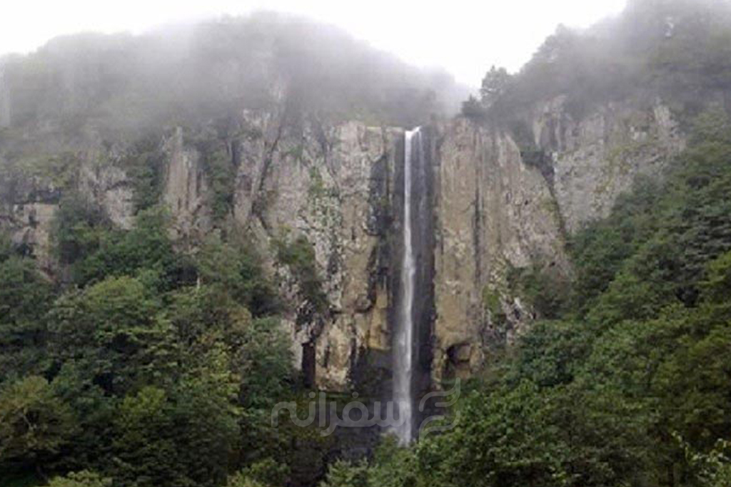 آبشار لاتون، از جاهای دیدنی آستارا