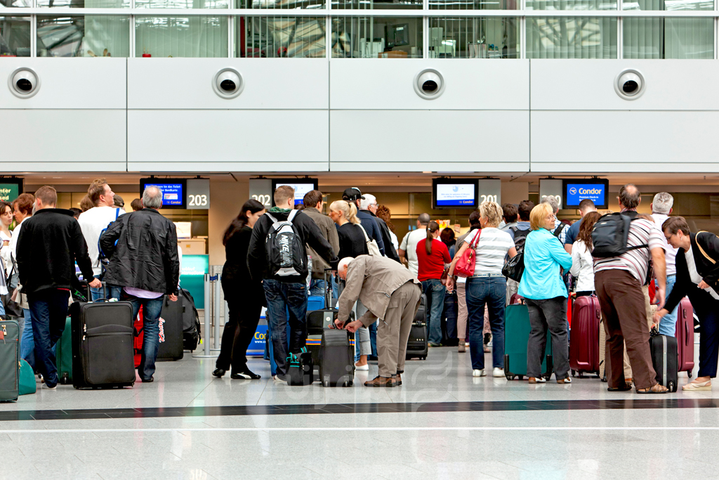 مسافران در صف فرودگاه