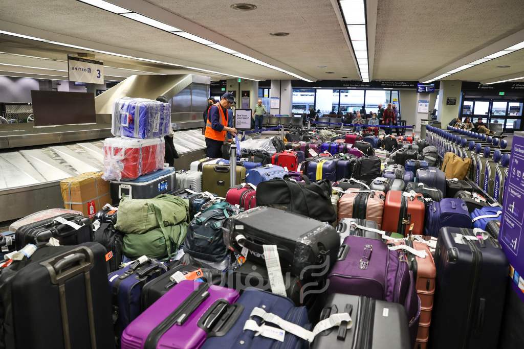 چمدان مسافران در فرودگاه
